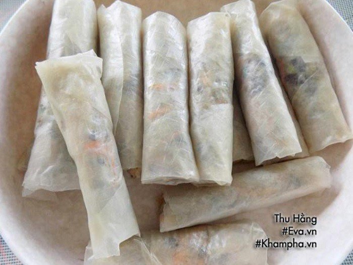 Các cuộn bánh đa nem đã gói xong, sẵn sàng chiên giòn