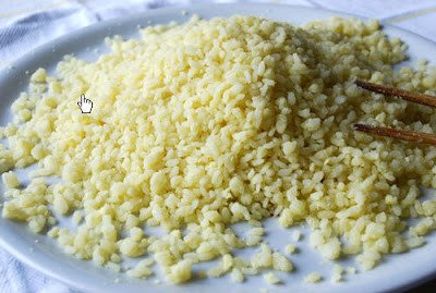Các hạt xôi được vò tơi cùng đậu xanh tán nhuyễn, đảm bảo xôi vò rời rạc mà vẫn dẻo thơm