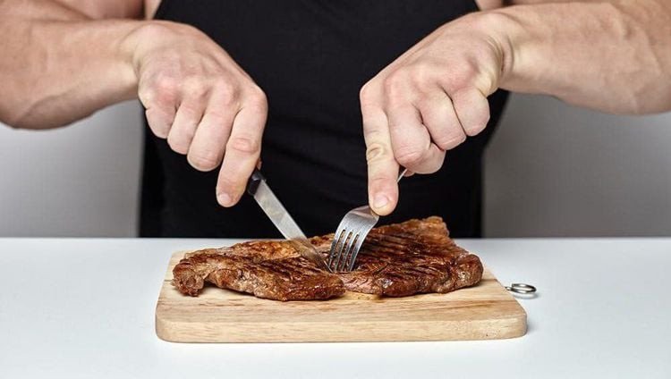 Các khối cơ bắp và lượng protein dồi dào từ thịt bò giúp hỗ trợ duy trì và phát triển sức mạnh thể chất.
