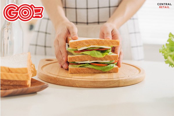 Các lát bánh gối được sắp xếp đẹp mắt, thể hiện giá trị dinh dưỡng và lợi ích sức khỏe của bánh gối