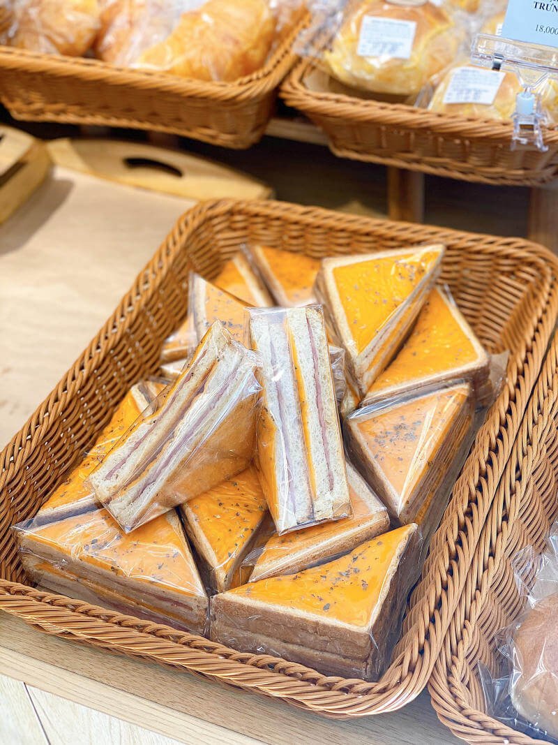 Các lát bánh mì sandwich được bảo quản trong hộp kín và túi chân không, giữ độ tươi ngon