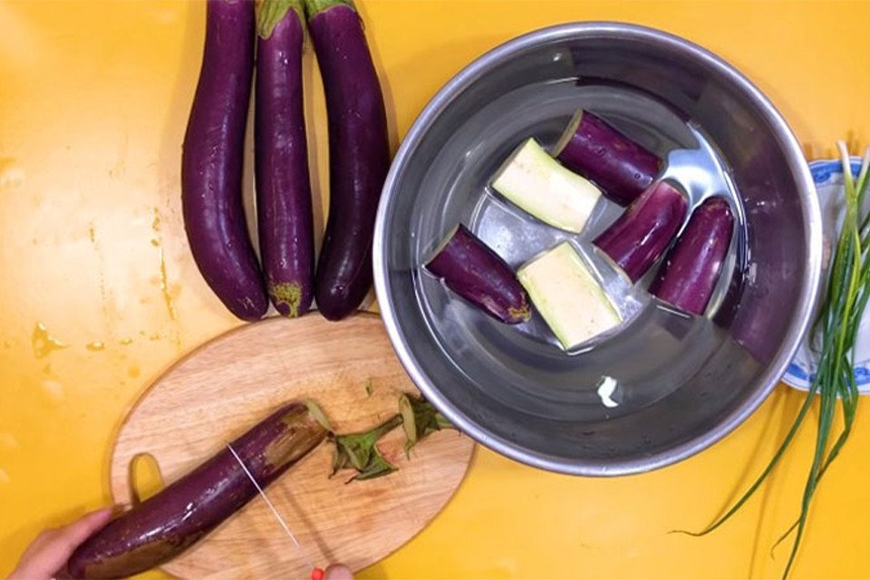 Các lát cà tím đã được thái xong và ngâm trong nước muối để giữ màu