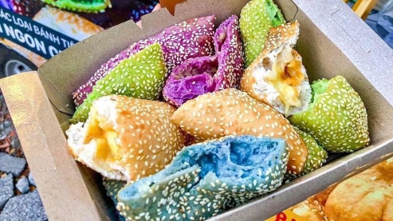 Các loại bánh tiêu đa dạng với nhân mặn, ngọt và không nhân, mỗi loại có hàm lượng calo khác nhau.