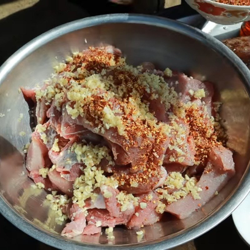 Các loại gia vị đặc trưng Tây Bắc hòa quyện vào thịt heo gác bếp