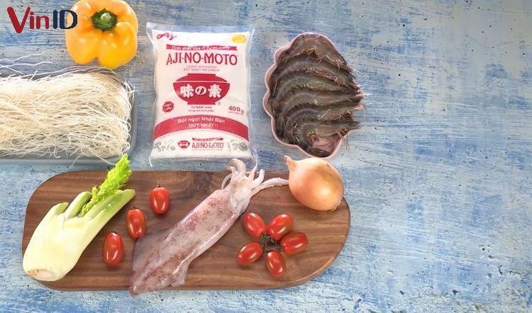 Các loại hải sản tươi sống và rau củ để xào bún.