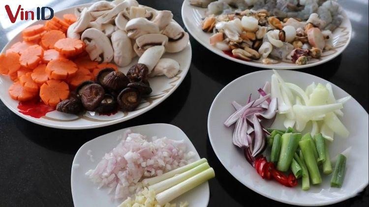 Các loại nguyên liệu cho món bún xào giòn sốt hải sản
