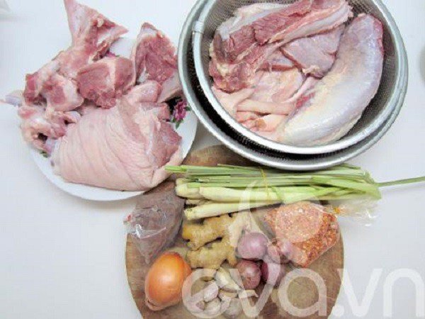 Các loại nguyên liệu tươi sống sẵn sàng chế biến món bún bò Huế