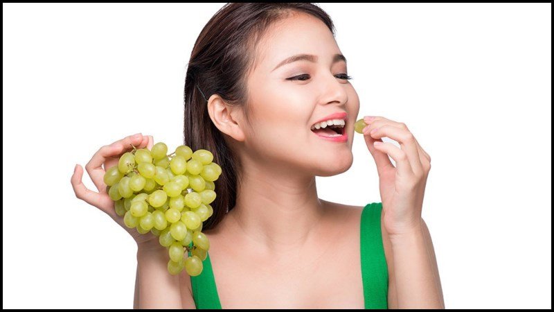 Các loại nho, trong đó có nho đen, phong phú màu sắc