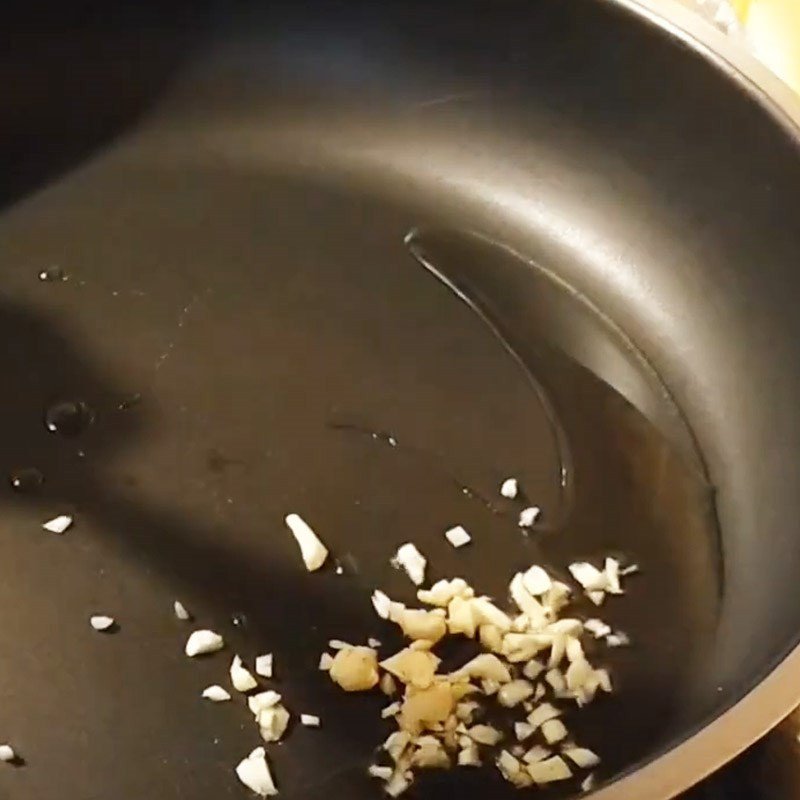 Các loại rau củ và nấm đang được xào trên chảo ở nhiệt độ thích hợp