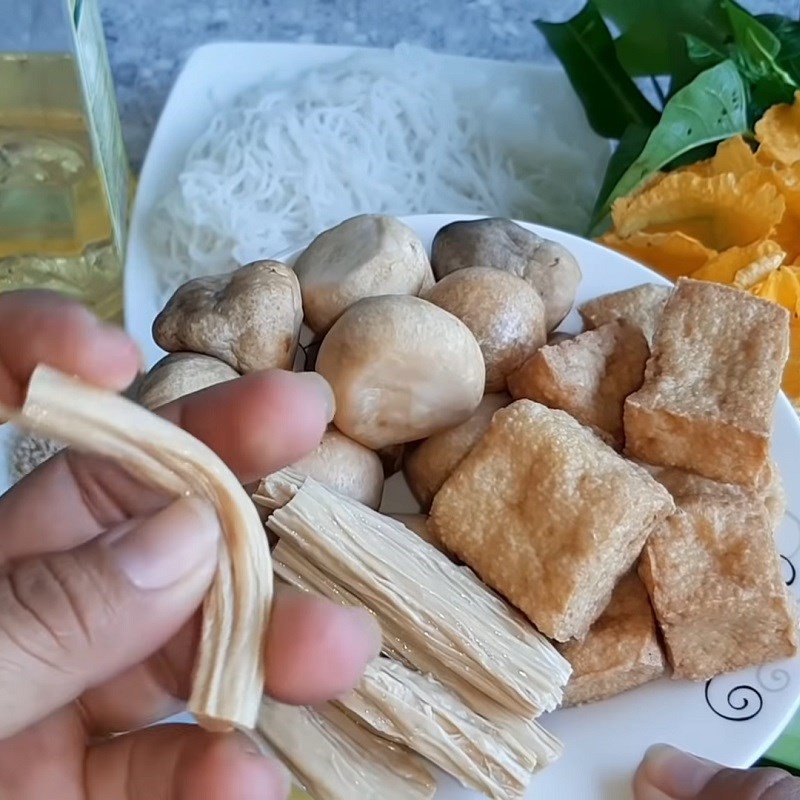 Các loại rau củ và tàu hũ ky đã sơ chế sẵn sàng cho lẩu mắm chay