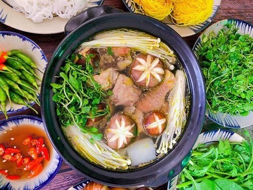 Các loại rau nấm tươi xanh và thịt gà đã sơ chế sẵn sàng cho món lẩu gà nấm thơm ngon.