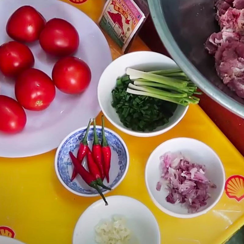 Các loại rau thơm và gia vị đã sơ chế cho món bún xương heo cà chua