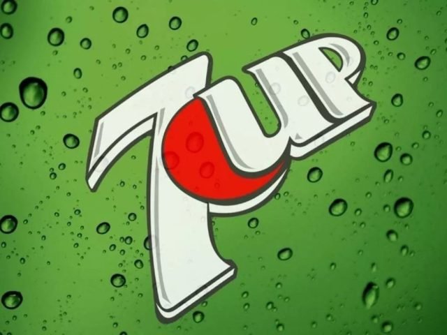 Các lon 7UP truyền thống giải khát mát lạnh