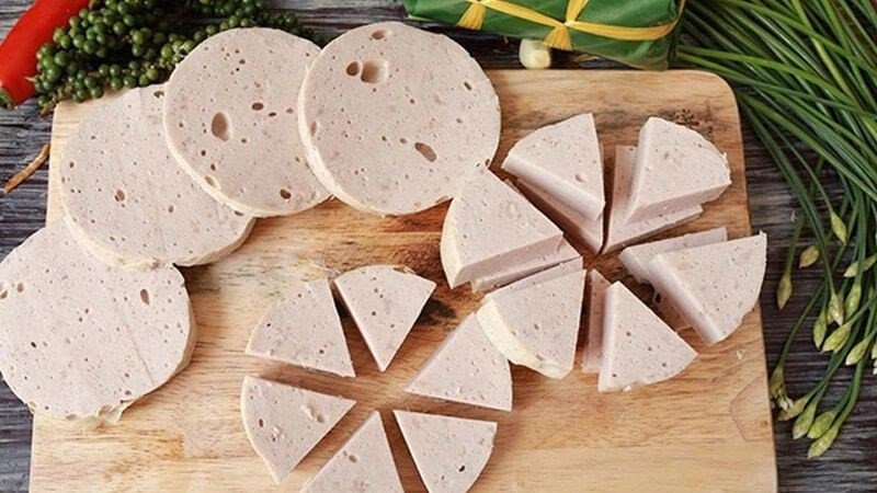 Các miếng chả lụa được cắt nhỏ, gợi ý cách ăn để kiểm soát lượng calo