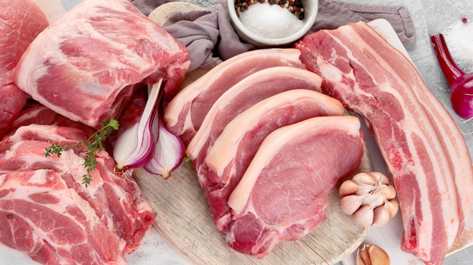 Các miếng thịt heo được chế biến theo nhiều cách khác nhau, thể hiện hàm lượng calo biến đổi