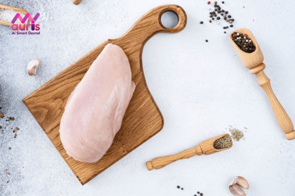 Các món ăn đa dạng từ thịt gà, từ luộc đến chiên, ảnh hưởng đến lượng calo