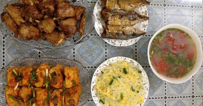 Các món ăn hàng ngày: cá bạc má kho, gà chiên nước mắm, đậu nhồi thịt