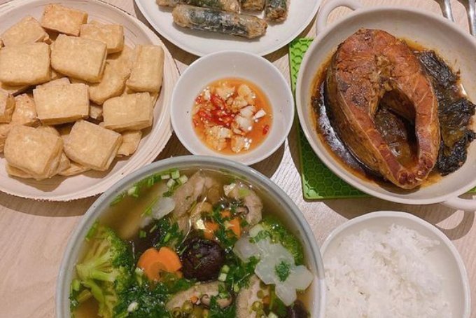Các món ăn hàng ngày gồm đậu phụ chiên, nem tôm rán và cá trắm kho gừng