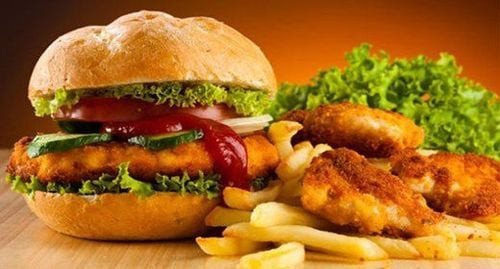 Các món ăn nhanh chứa nhiều calo rỗng và chất béo không lành mạnh, nên tránh khi tuân thủ chế độ 2000 calo