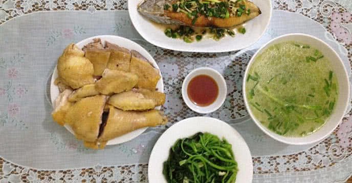 Các món gà luộc, cá thu rim mắm tỏi và canh bí nấu nước dùng gà