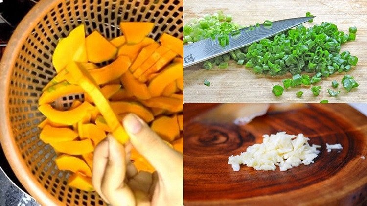 Các nguyên liệu bí đỏ, tỏi, hành lá đã được sơ chế sạch sẽ