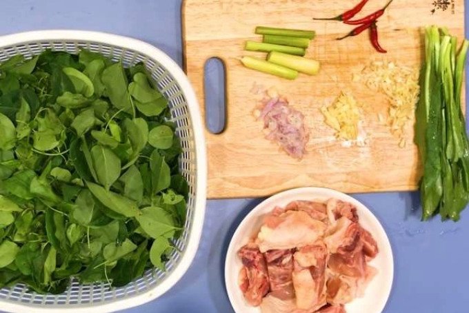 Cách Nấu Lẩu Gà Lá Giang Ngon Chuẩn Vị Miền Tây Tại Gia Các nguyên liệu cần thiết để nấu lẩu gà lá giang ngon chuẩn vị
