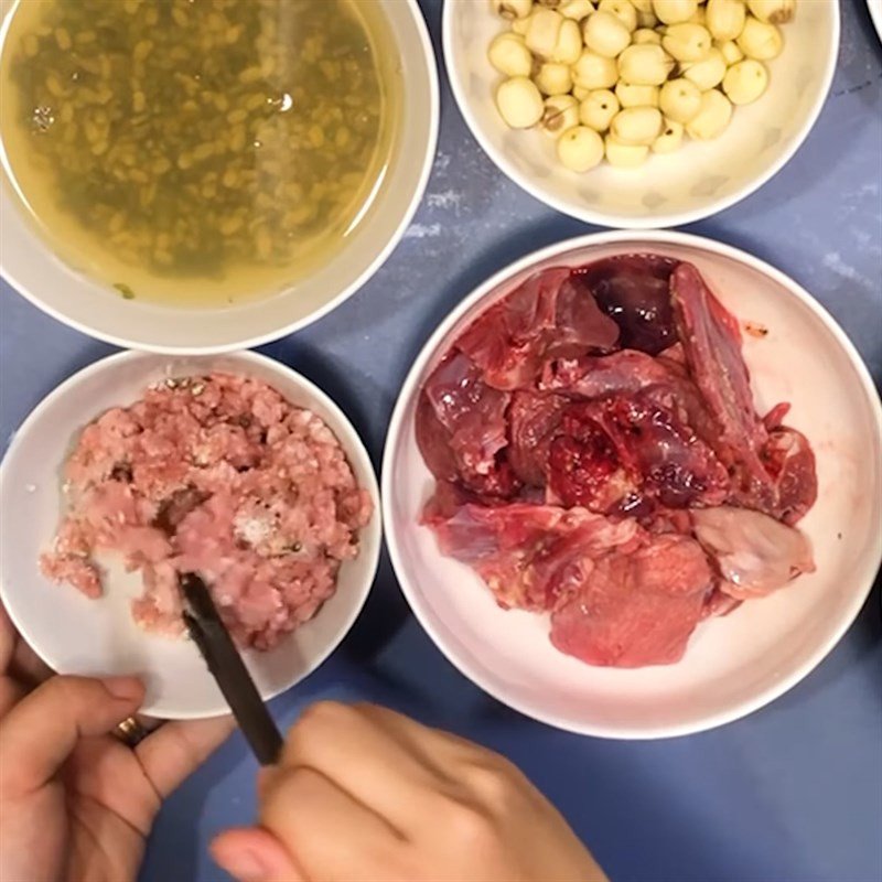 Các nguyên liệu chim bồ câu và thịt băm đã ướp