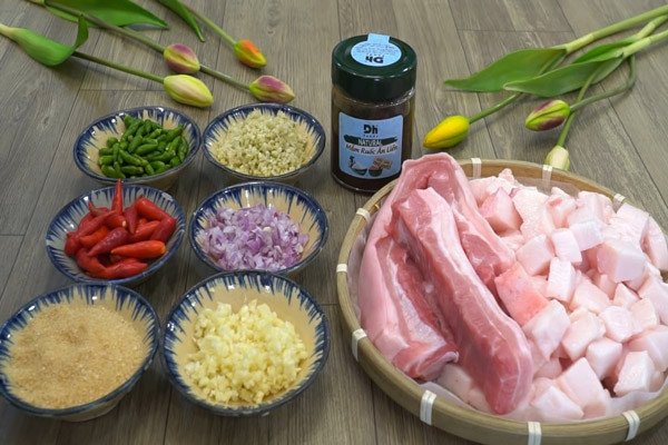 Các nguyên liệu chính để chế biến món thịt kho quẹt mắm ruốc
