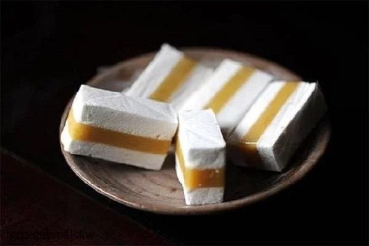Các nguyên liệu chính để làm bánh in, bao gồm bột, đường và nước cốt dừa, thể hiện sự đơn giản nhưng đầy năng lượng trong bánh in.