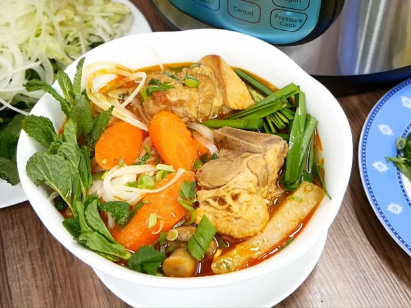 Các nguyên liệu chuẩn bị cho nước lèo hủ tiếu người Hoa