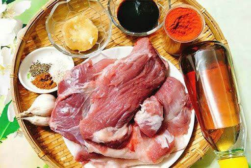 Các nguyên liệu cơ bản cho món thịt xá xíu được sắp xếp gọn gàng