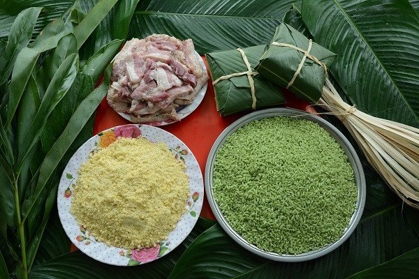 Các nguyên liệu cơ bản để chuẩn bị làm bánh chưng miền Bắc như gạo nếp, đậu xanh, thịt ba chỉ, và lá dong