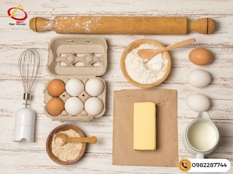 Các nguyên liệu cơ bản để làm bánh đồng xu tại nhà bao gồm bột mì, trứng, sữa và phô mai