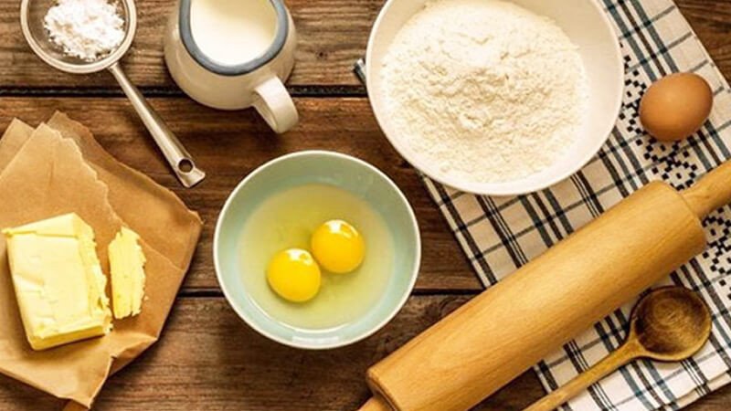 Các nguyên liệu cơ bản như trứng, bột mì, đường để làm bánh rán Doremon đơn giản.