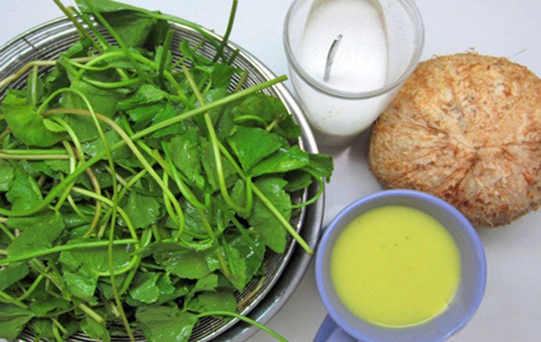 Các nguyên liệu đa dạng cho món nước rau má đậu xanh sữa dừa: rau má, đậu xanh, nước cốt dừa, sữa đặc