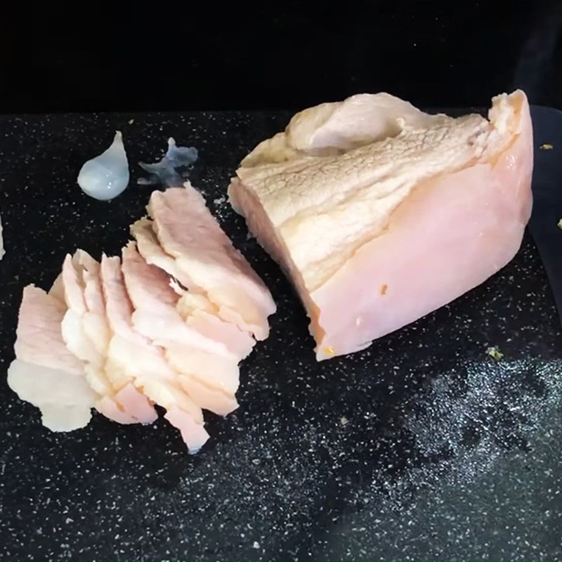 Các nguyên liệu đã được sơ chế và thái sợi mỏng bao gồm thịt, tôm, trứng chiên và chả lụa
