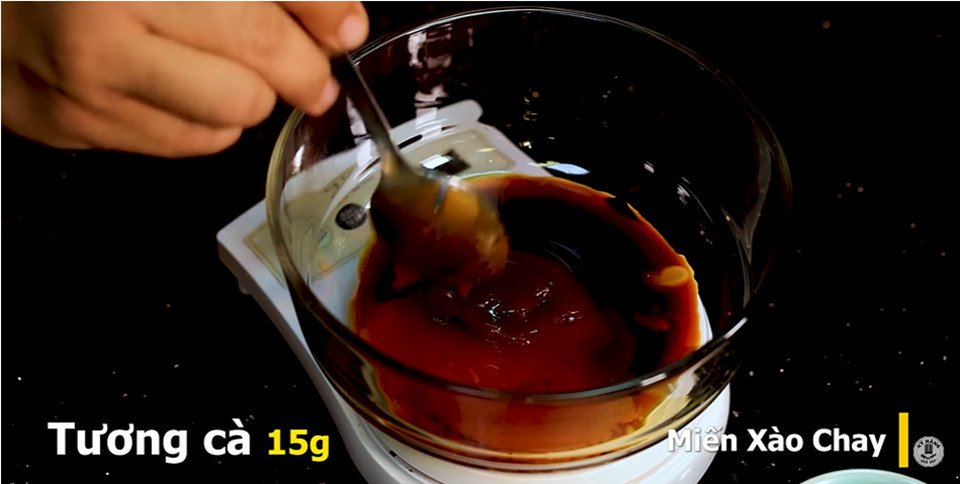 Các nguyên liệu gia vị được chuẩn bị sẵn sàng để pha nước sốt xào miến chay