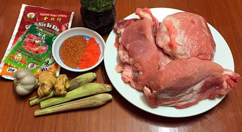 Các nguyên liệu gia vị tươi dùng để tẩm ướp thịt lợn khô