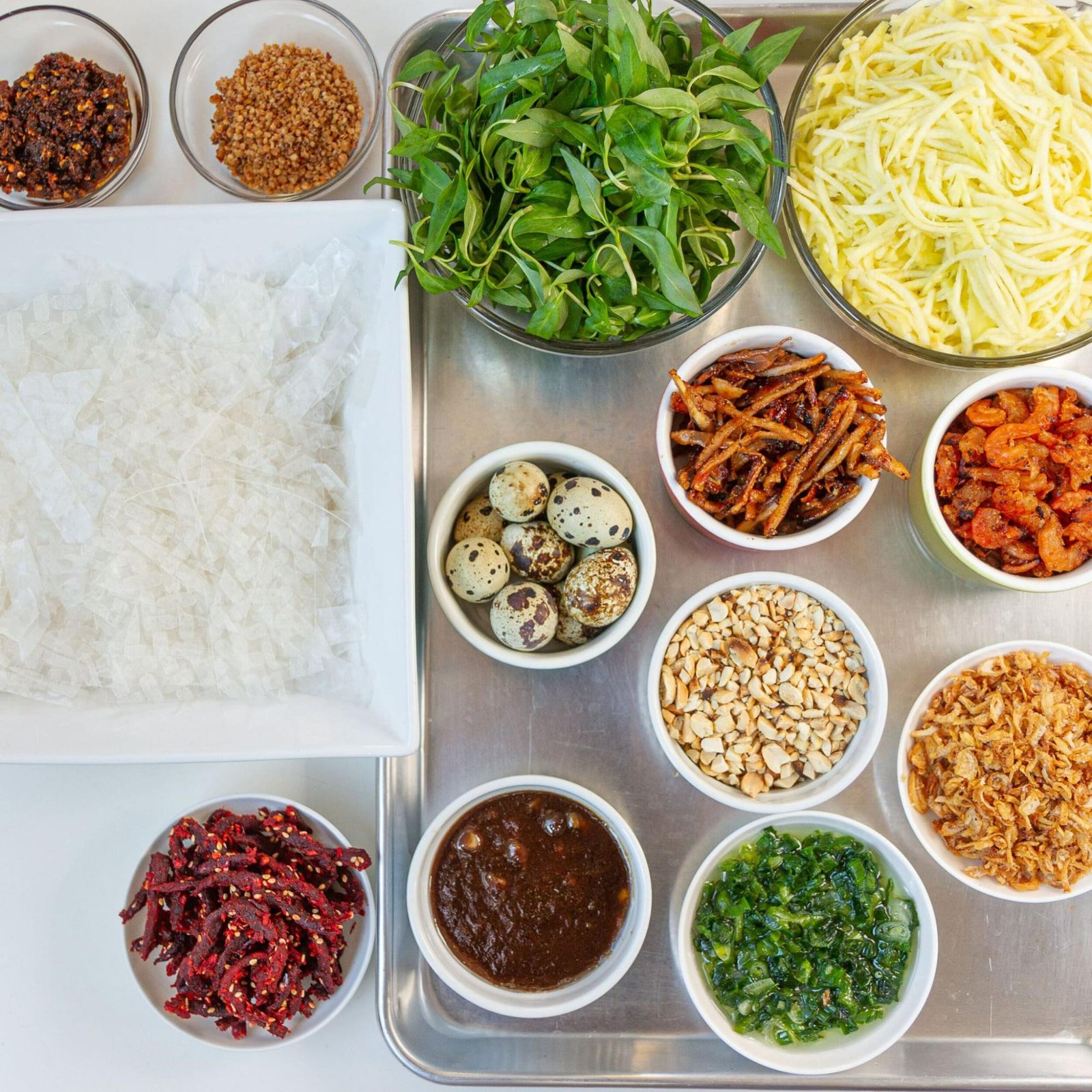 Các nguyên liệu làm bánh tráng trộn muối tôm rất dễ tìm và mua