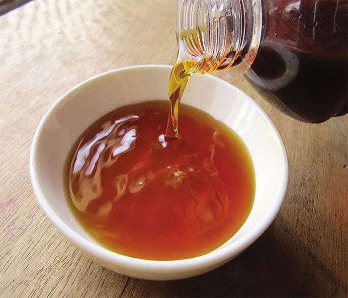 Các nguyên liệu pha chế nước mắm tỏi ớt như chanh, ớt, tỏi và đường, ảnh hưởng đến lượng calo.