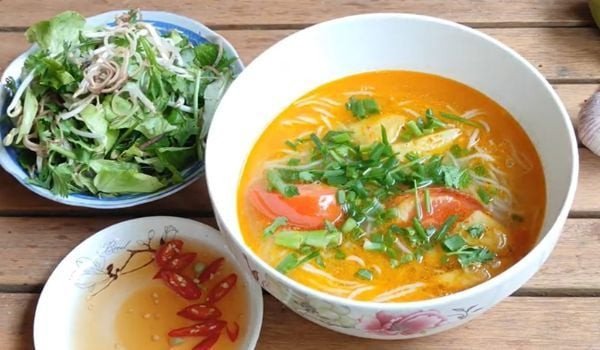 Các nguyên liệu tươi đã được sơ chế sạch sẽ, sẵn sàng cho công đoạn chế biến bún cá ngừ.