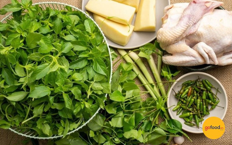 Các nguyên liệu tươi ngon chuẩn bị cho món lẩu gà lá é Phú Yên