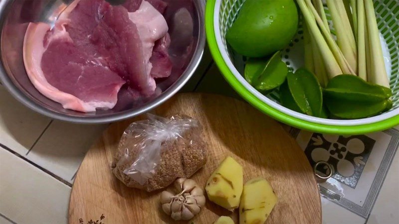 Các nguyên liệu tươi ngon chuẩn bị làm chạo thịt lợn miền Bắc, bao gồm thịt đùi, riềng, sả