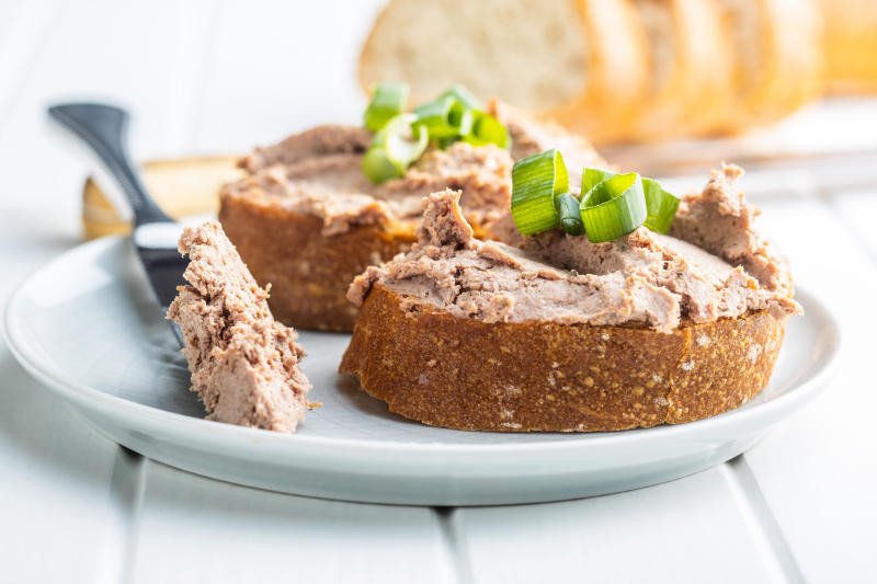 Các nguyên liệu tươi ngon chuẩn bị làm pate gan heo tại nhà, đảm bảo vệ sinh.