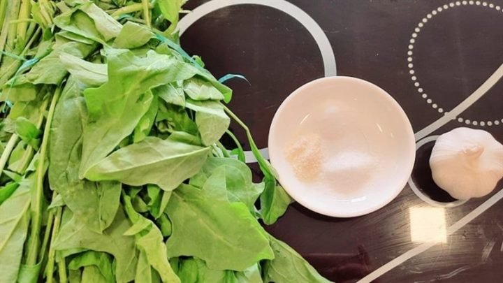 Các nguyên liệu tươi ngon để chế biến món cải bó xôi xào tỏi