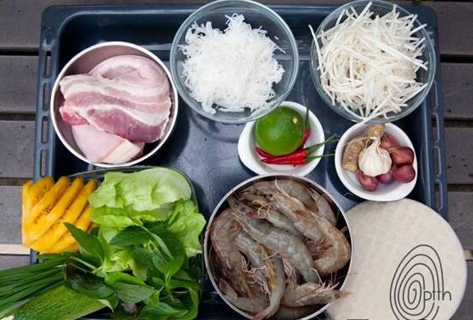 Các nguyên liệu tươi ngon để làm gỏi cuốn tôm thịt: tôm, thịt, rau, bún