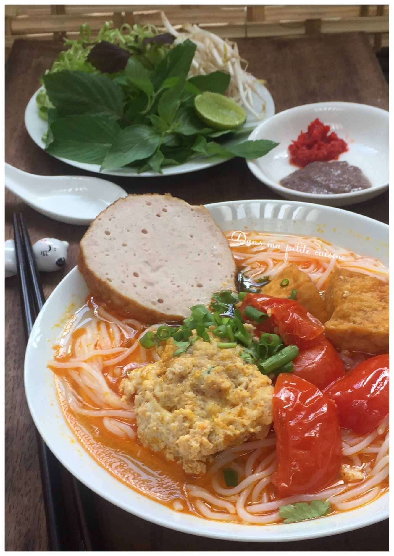 Các nguyên liệu tươi ngon để làm riêu cua với trứng thịt, bao gồm tôm khô, thịt nạc dăm, trứng, cà chua và rau sống.