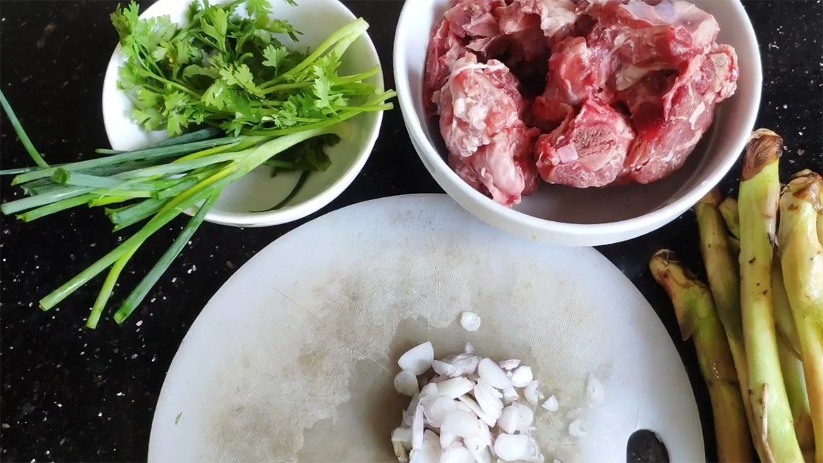 Các nguyên liệu tươi ngon để nấu canh ngó khoai sườn