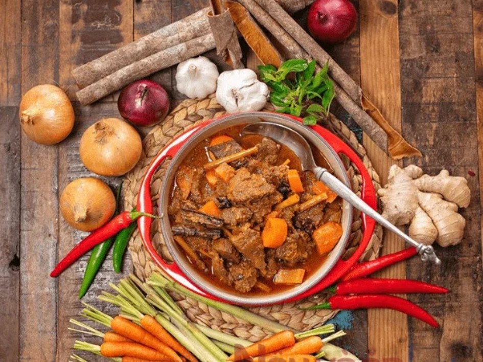 Các nguyên liệu tươi ngon được chuẩn bị để nấu bò kho