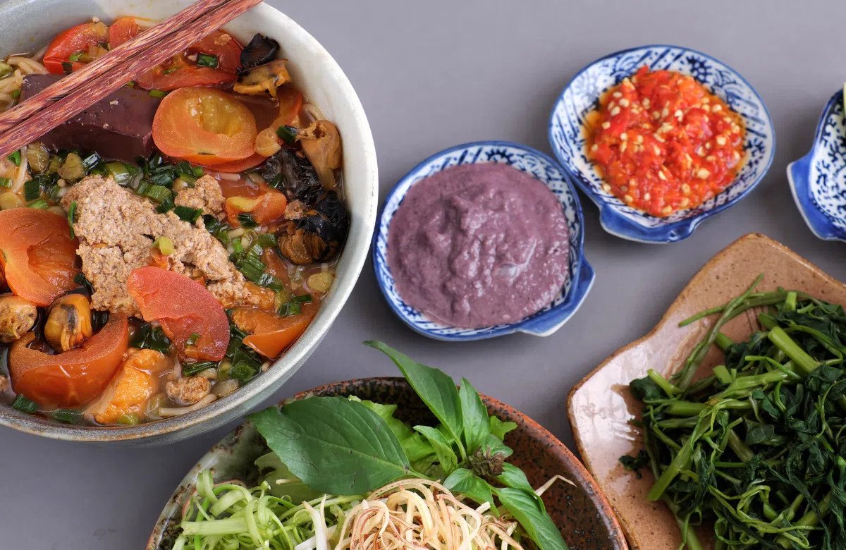 Các nguyên liệu tươi ngon làm nên bát bún riêu cua